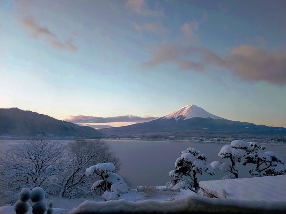 未来の家族と眺める朝富士