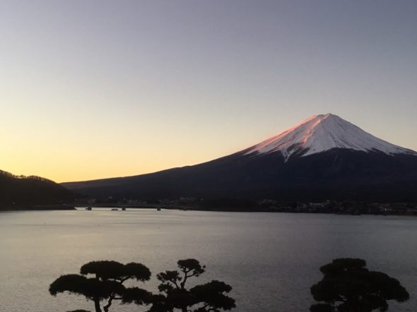 初日の出に染まる富士山