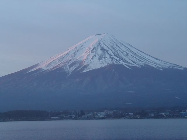 夜明けを待つ富士