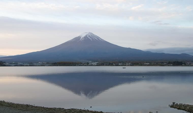 朝焼け雲と逆さ富士