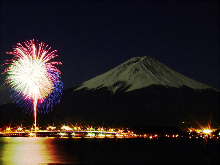 冬花火と満月の富士